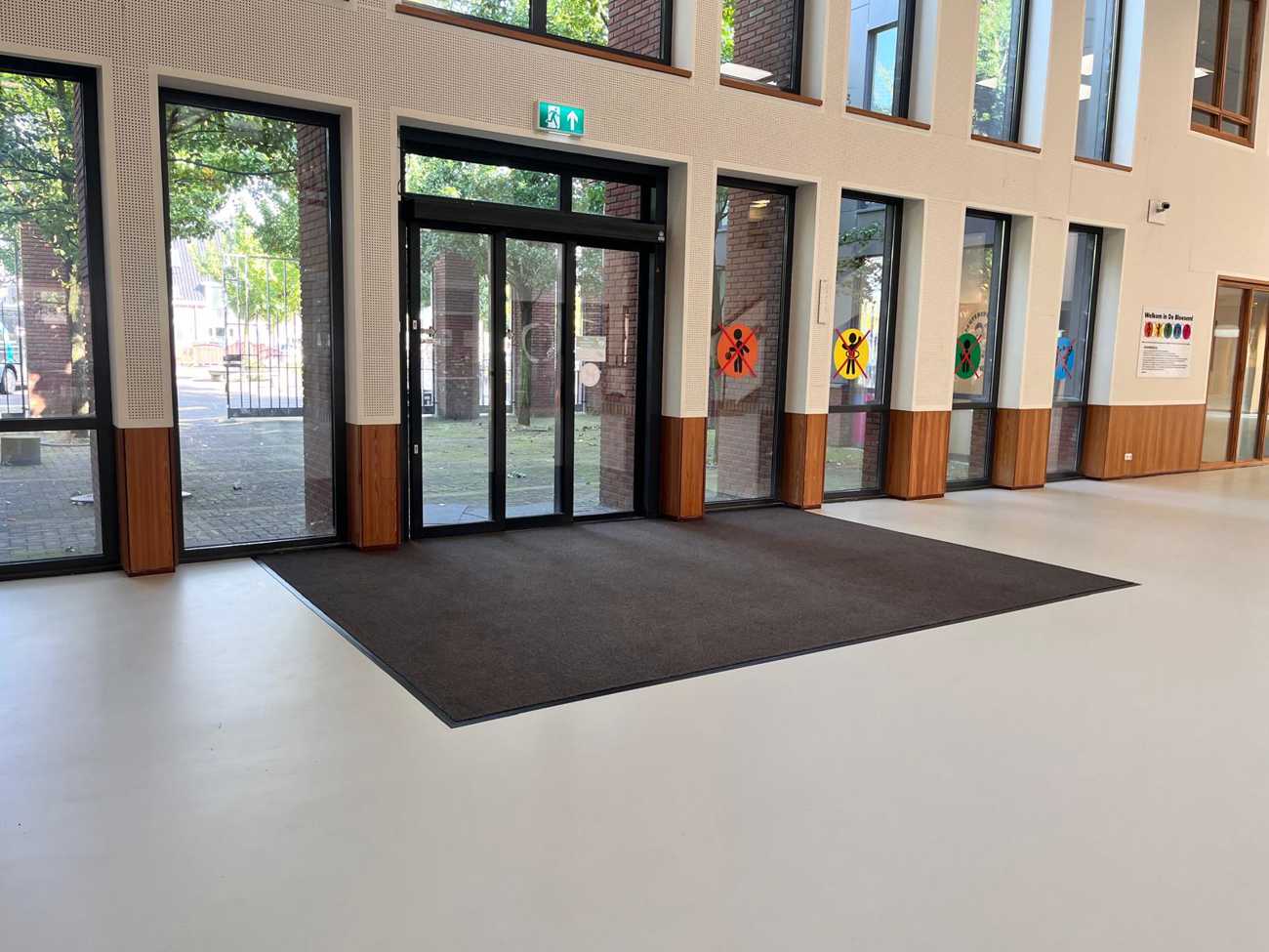 Een ruime schoonloopzone op de bestaande vloer van de Bloesem in Wognum