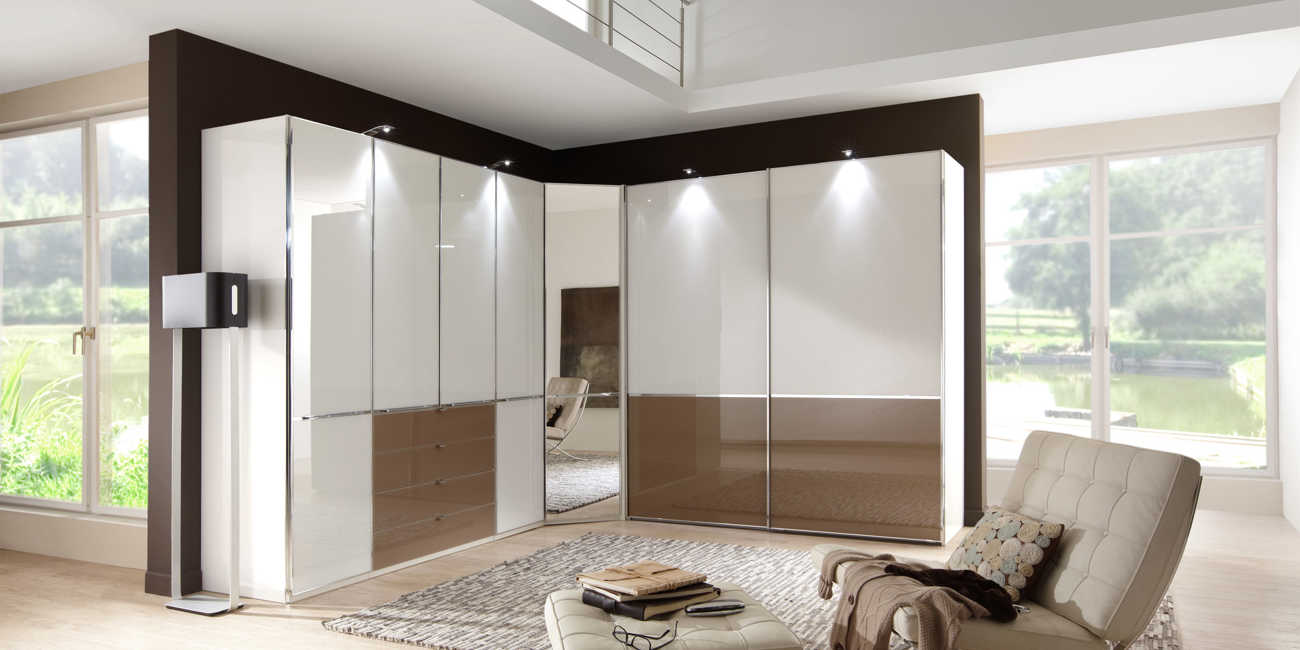 01 Schlafzimmer Modern Schranksystem Shanghai Alpinweiss Glass Weiss Glas Sahara